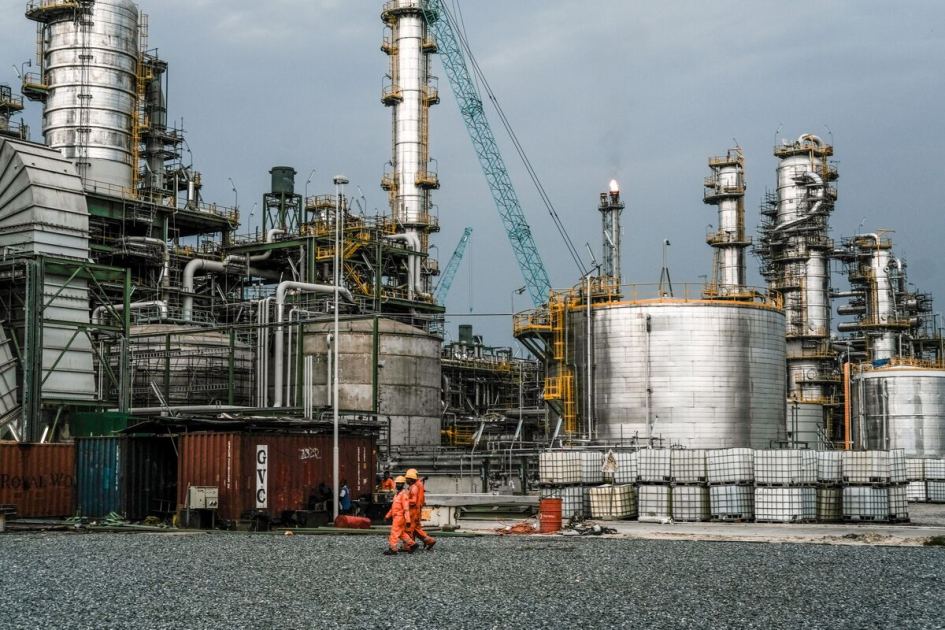 Nigeria Halts Gasoline Import Permits in a Win for Dangote