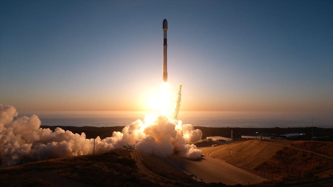  SpaceX launches 24 Starlink satellites on Falcon 9 launch from California 