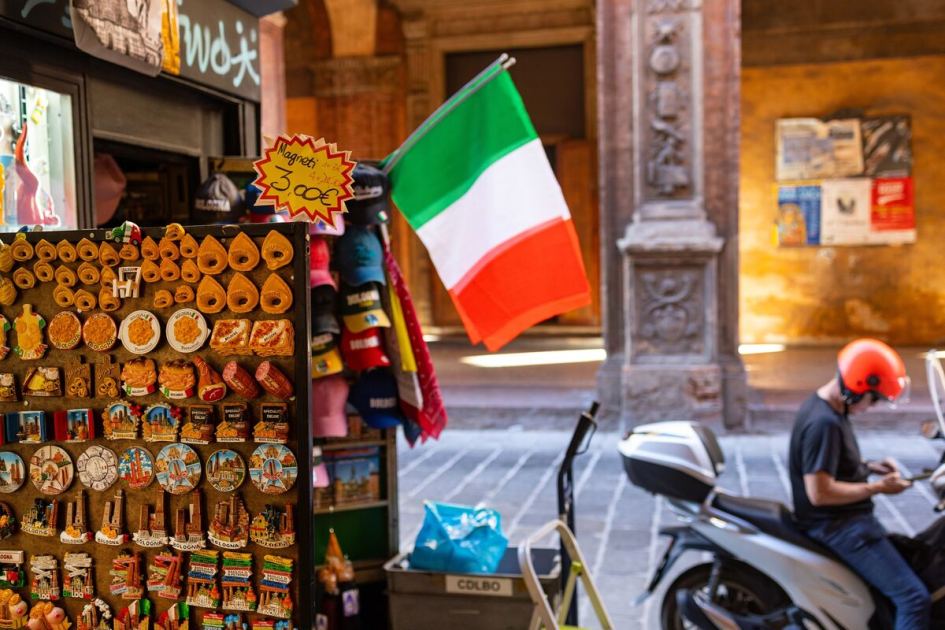Italy Sells $6 Billion in First Dollar-Bond Sale Since 2021