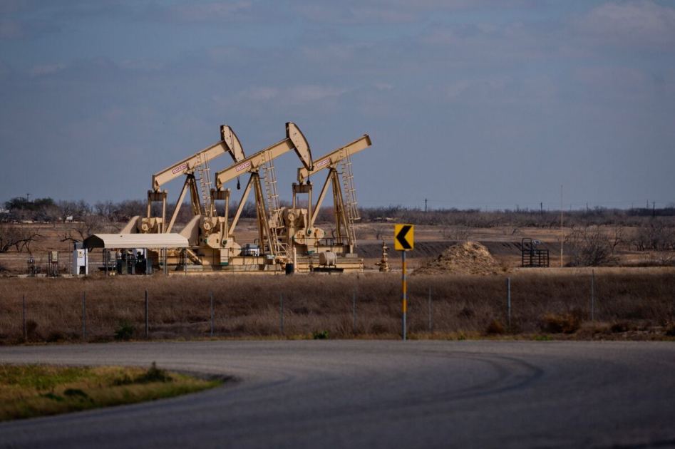 Oil Set for Worst Month Since 2020 as US, Iran Near Longer Truce