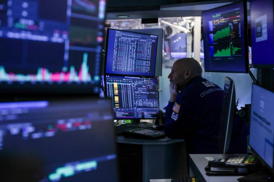 Asian Stocks Advance on Tech, Dollar Edges Lower: Markets Wrap