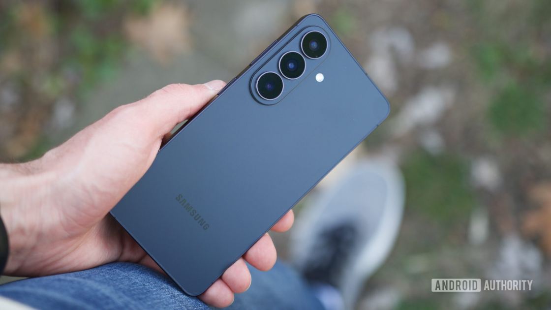 I miss small phones, and the Galaxy S26 doesn’t count