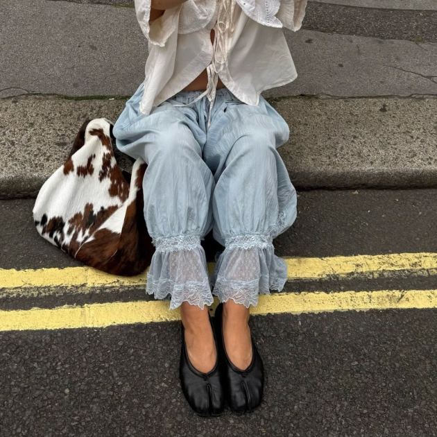  Once Fashion’s Most Divisive Shoe, Tabis Are Suddenly Everywhere—17 Split-Toe Flats to Shop Now 