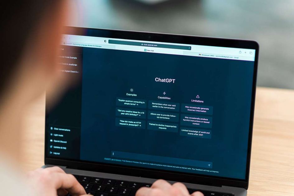 Go beyond ChatGPT basics with this $15 AI E-Degree