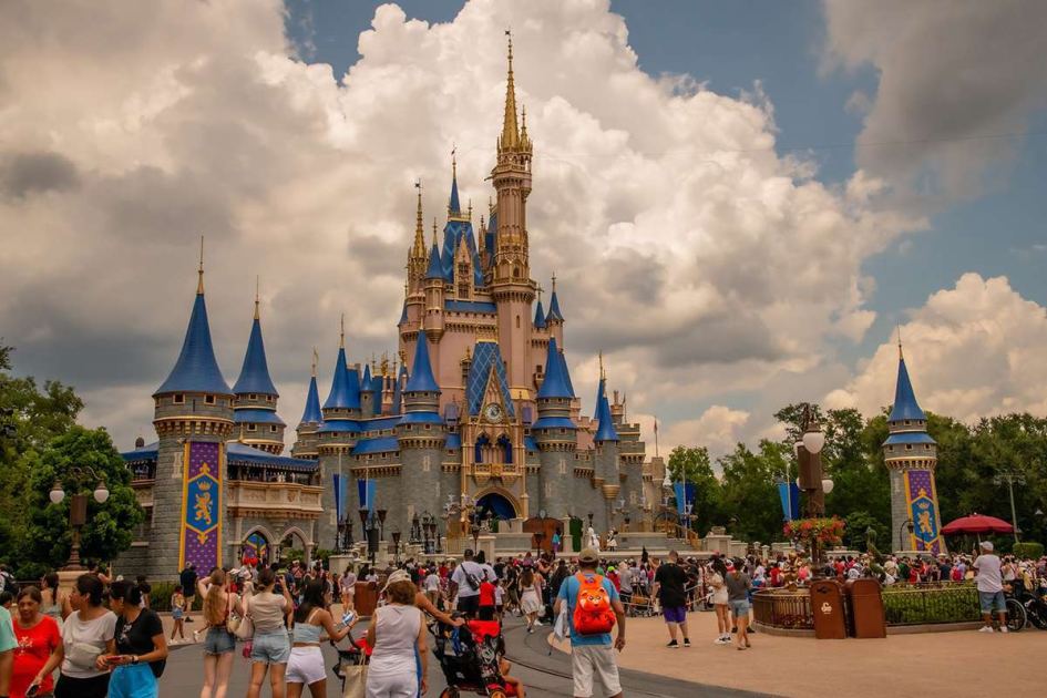 AI-written Disney guidebooks send tourists to rides that don't exist