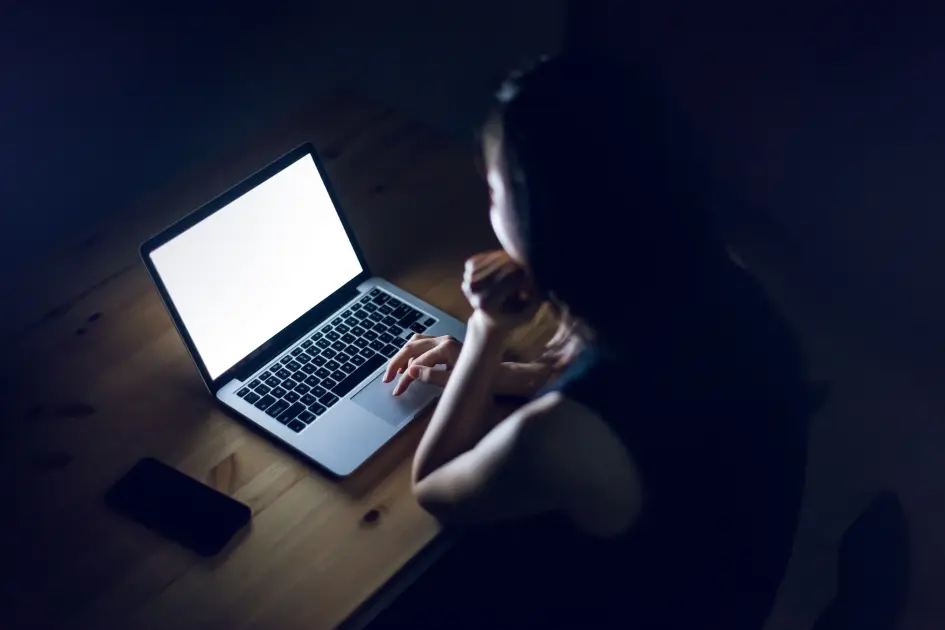 Is It Okay to Send an Email After Hours? Here’s the Emotionally Intelligent Answer