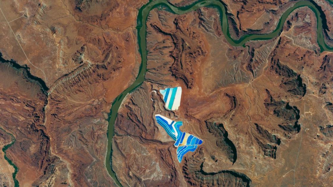  Bright-blue 'potash ponds' shine alongside a dark-green river in Utah — Earth from space 