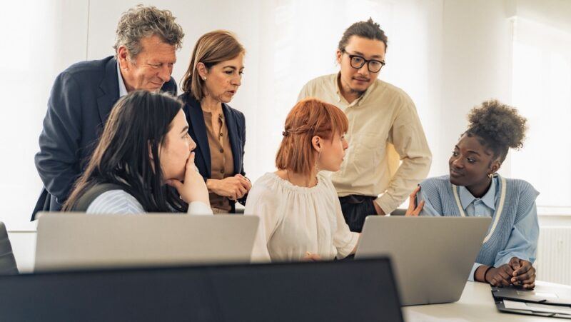 Social Learning Theory: A Guide To Bandura's Model Of Behavioral Learning And Its Modern Workplace Applications