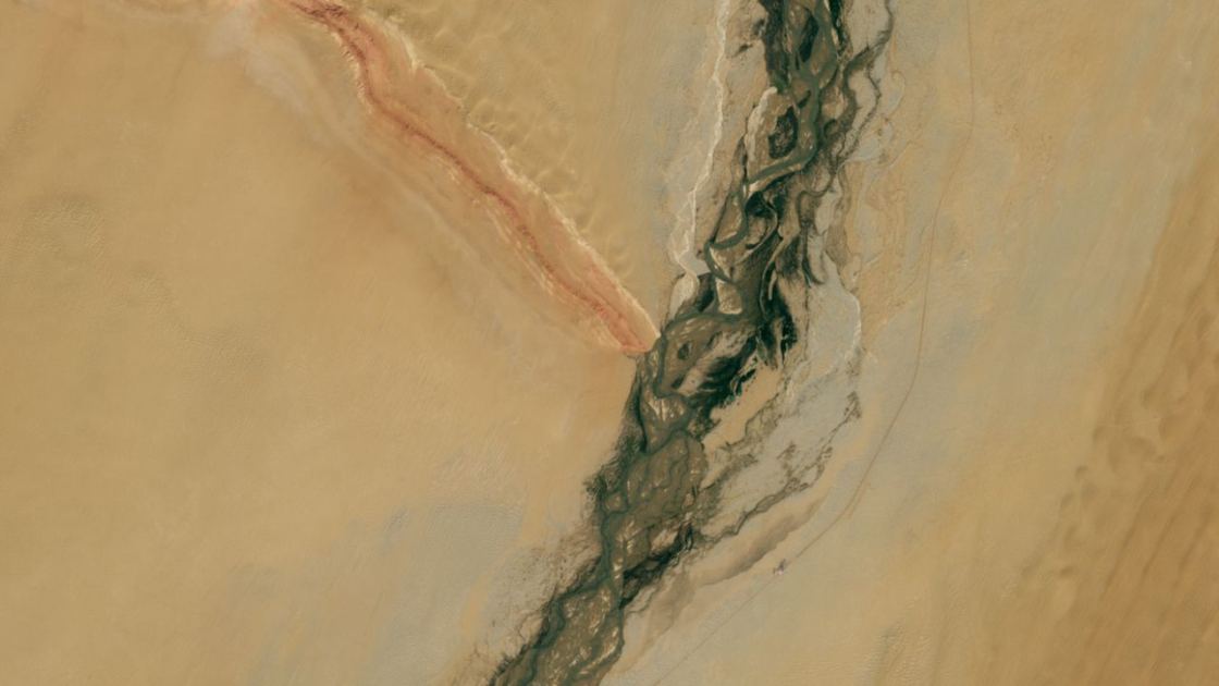  Gemstone-filled river and striped mountain ridge form massive 'Y' in China's revitalized desert — Earth from space 