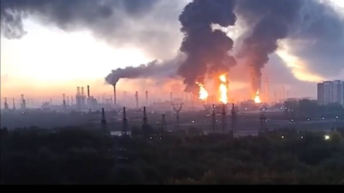 'Largest-ever' attack: Ukraine launches over 1,000 drones at Russia, oil refinery hit