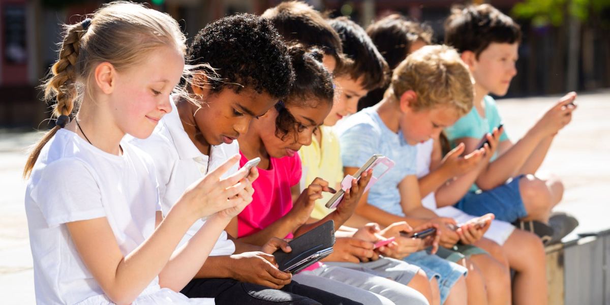 Screens in Schools: What the New Screen-Time Debate Means for Educators