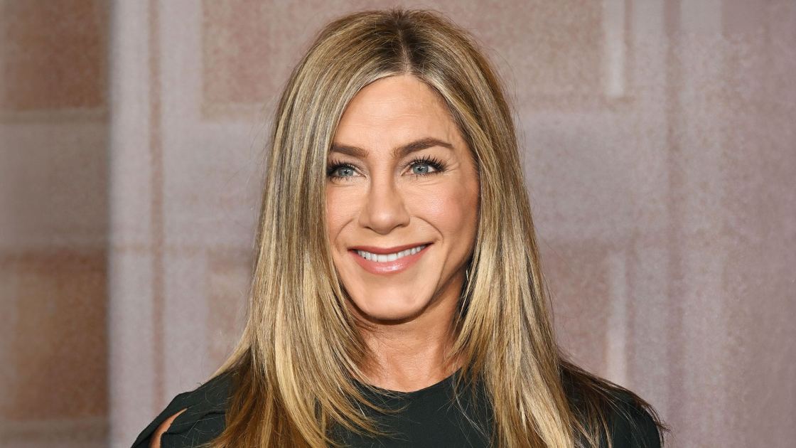  Jennifer Aniston’s Koi Pond Is the Dreamy Garden Luxury You Can Copy on a Small Scale – Fish Optional 