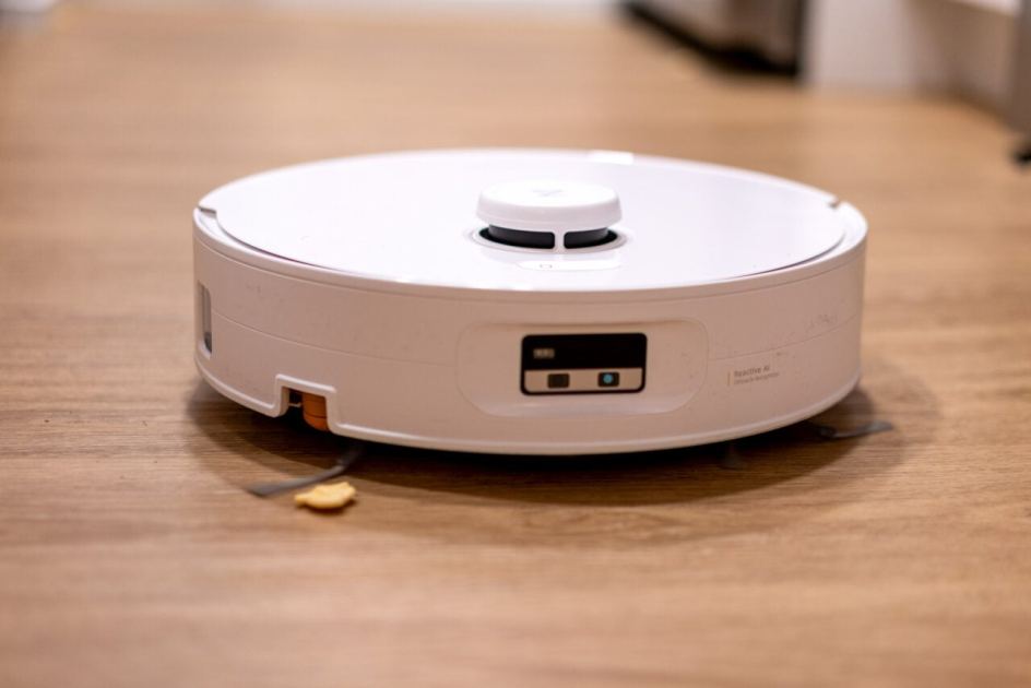 Roborock’s Qrevo Curv 2 Flow Is the Ultimate Robot Mop—If You Don’t Have Corners or Walls