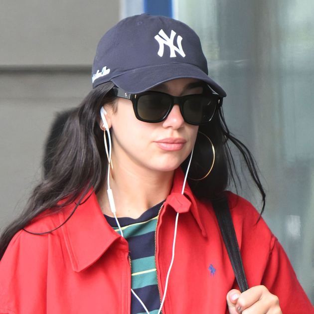  The Jacket and T-Shirt Trend Every Cool Girl Will Wear to the Airport With Jeans This Fall Is Here 