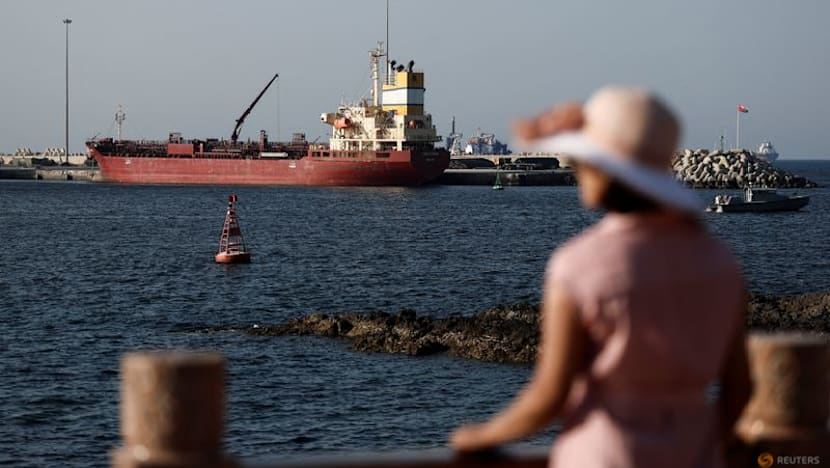 Oil falls over 6% as Trump predicts Middle East de-escalation