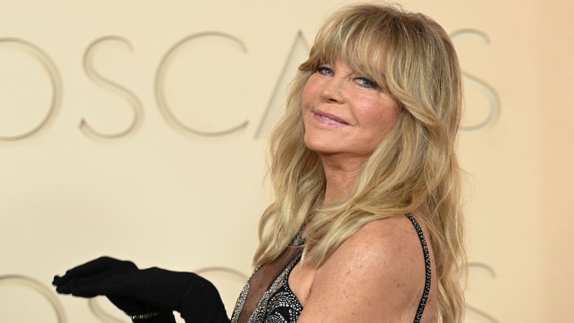  Goldie Hawn’s Fountain Is Surrounded by Plants – and It’s a Masterclass in Planting Around Water 