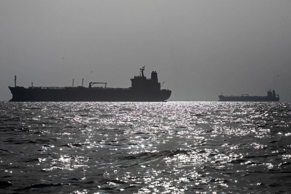 Supertanker With Iraqi Crude Exits Persian Gulf Amid Talks