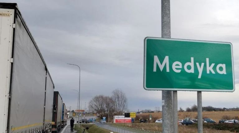 Пункт пропуску "Шегині — Медика" тимчасово закривають для автобусів