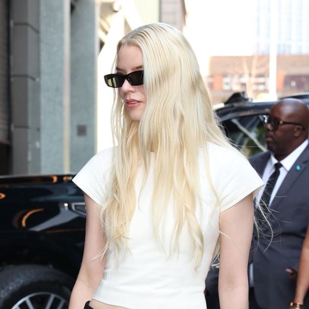  Fashion People Agree That Wearing Baby Tees With This Pant Trend Makes Them Look Elegant 