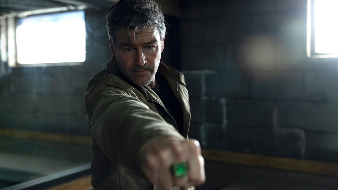 Lanterns Star Kyle Chandler's Hal Jordan Is a Superhero Casting That Rivals Robert Downey Jr.'s Iron Man, Fans Say