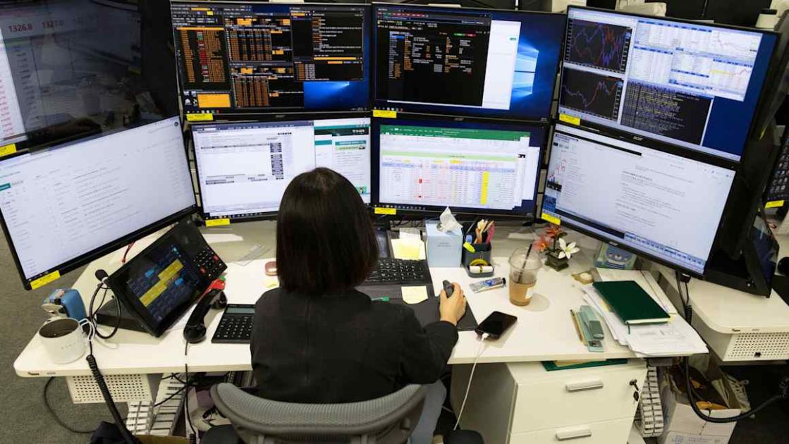 Global tech sell-off sparks flight to safety
