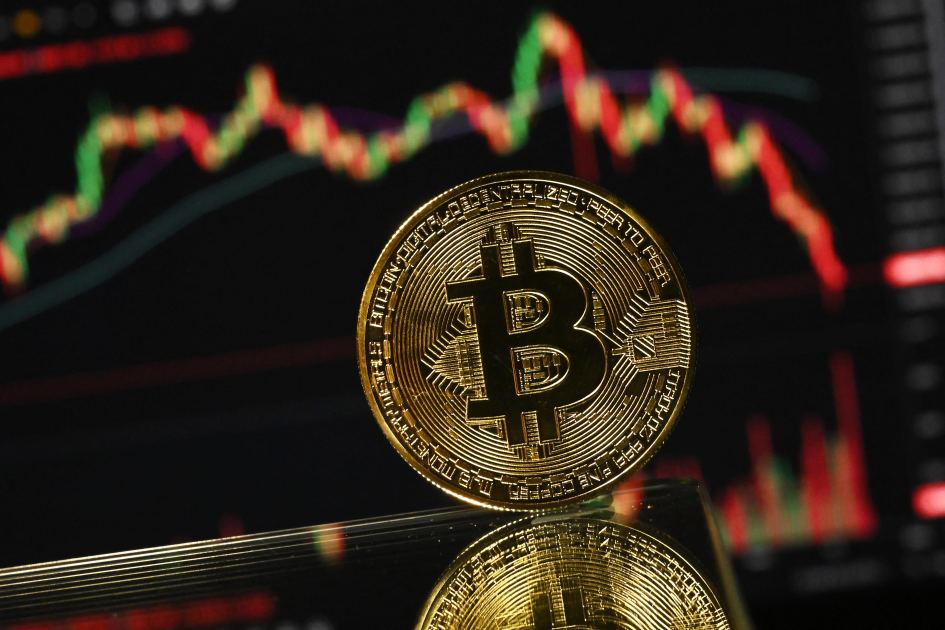 Bitcoin briefly breaks below $73,000 to lowest since November 2024 as heavy selling resumes