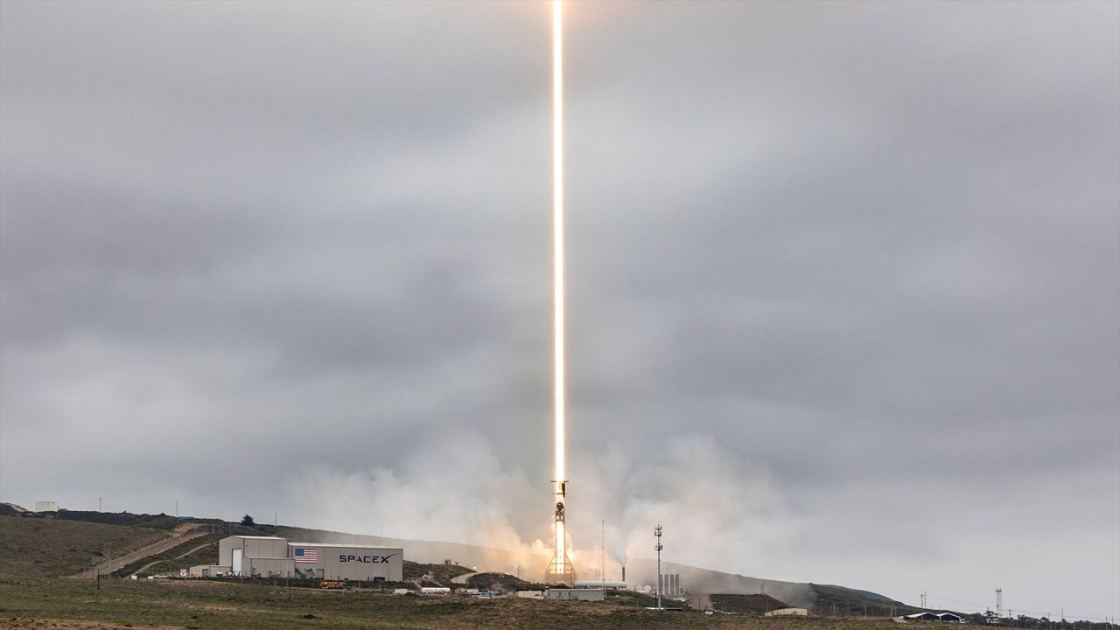  SpaceX Falcon 9 rocket launches 24 Starlink satellites into low Earth orbit from California 