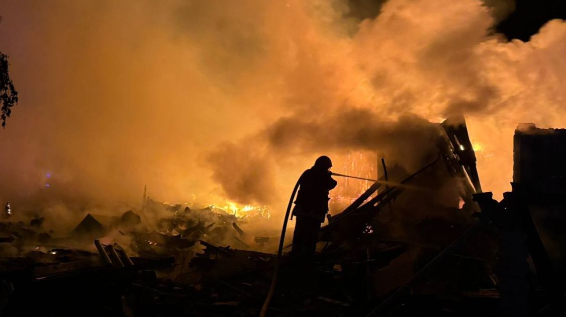 Російська армія вдарила безпілотниками по Балаклії: горіла будівля