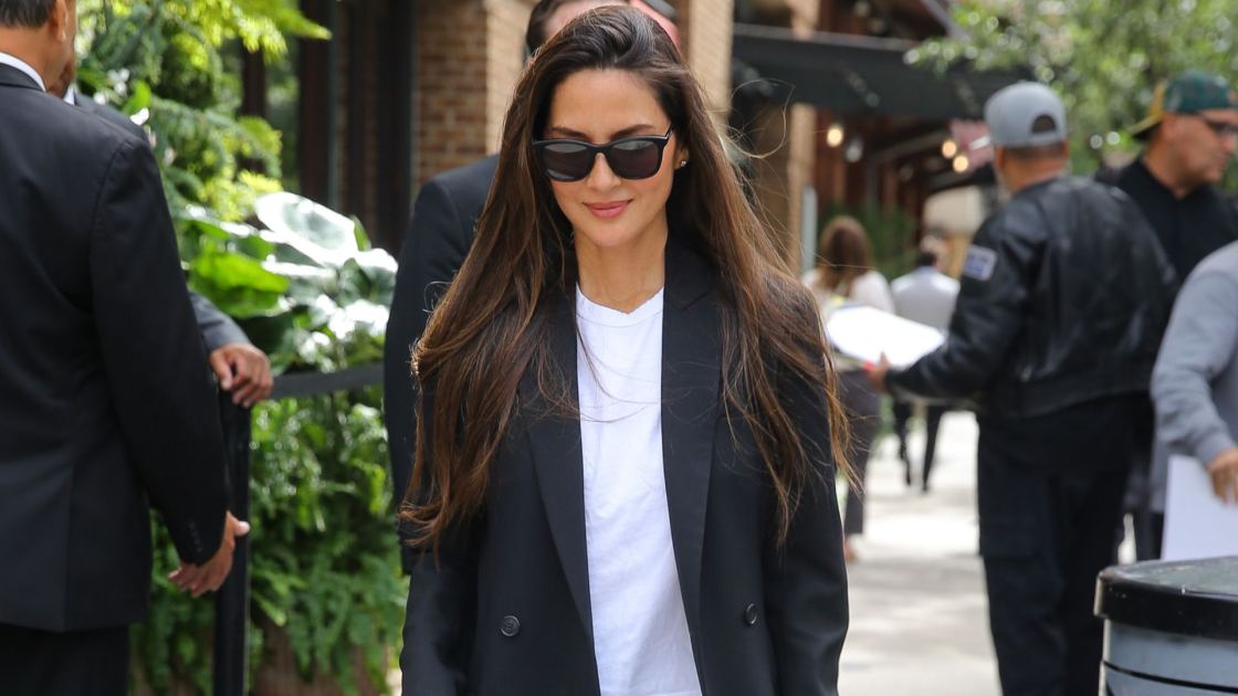 How to Spot an It Girl in NYC in 2026: A Long Black Coat, Jeans, and This Pretty Heel Trend 