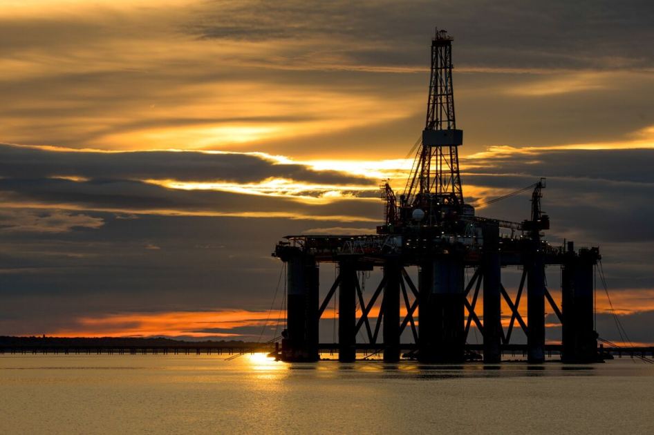 Oil Edges Higher as Trump Renews Iran Threat With Hormuz Shut