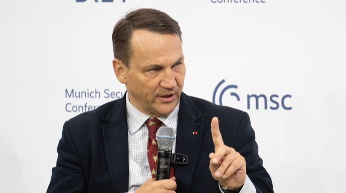 Cікорський хоче, щоб Європа була за столом переговорів щодо України та РФ