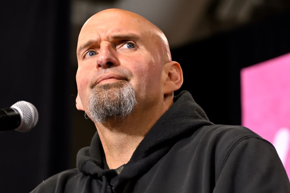 Fetterman struggles to answer reporters' questions, stammers through defense of Iran strikes