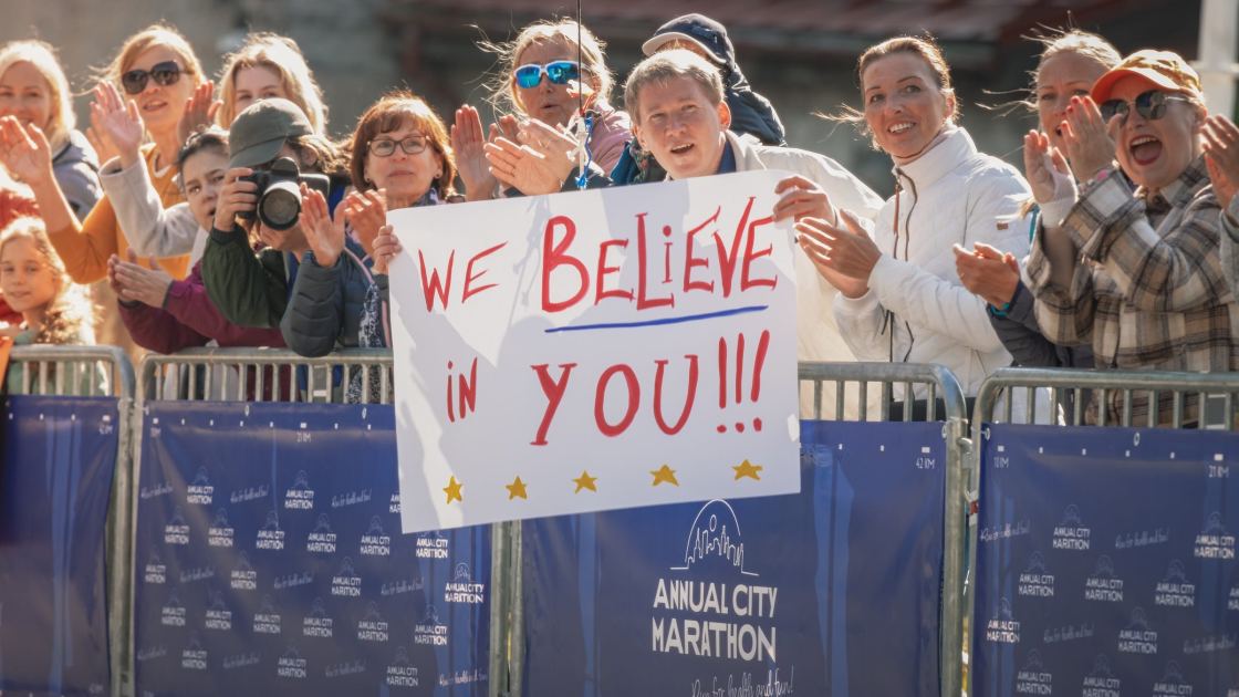 This U.K. Runner Had No Support Crew in Chicago. Then a Facebook Post Changed His Entire Marathon.