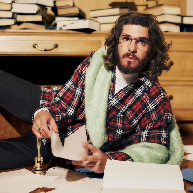  Andrew Garfield Finally Answers Your Questions About His Long Hair—and Talks Birth Charts, Memes, and Meeting J.Lo 