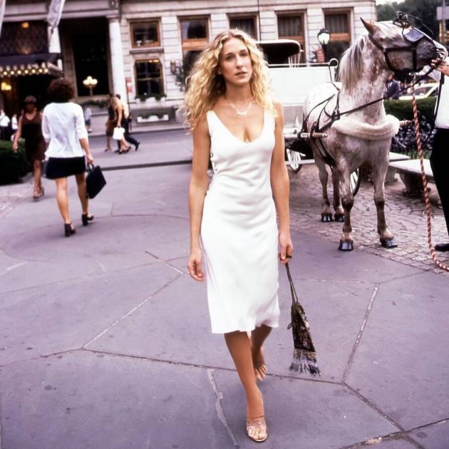  Carolyn Bessette Kennedy vs Carrie Bradshaw: Which Iconic New Yorker Is More Your Summer Style? 