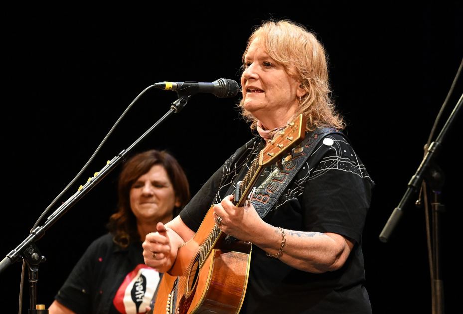 Indigo Girls Receive Outpouring of Love After Emily Saliers Tearfully Acknowledges Two Incurable Conditions That Will Affect Vocals on Tour