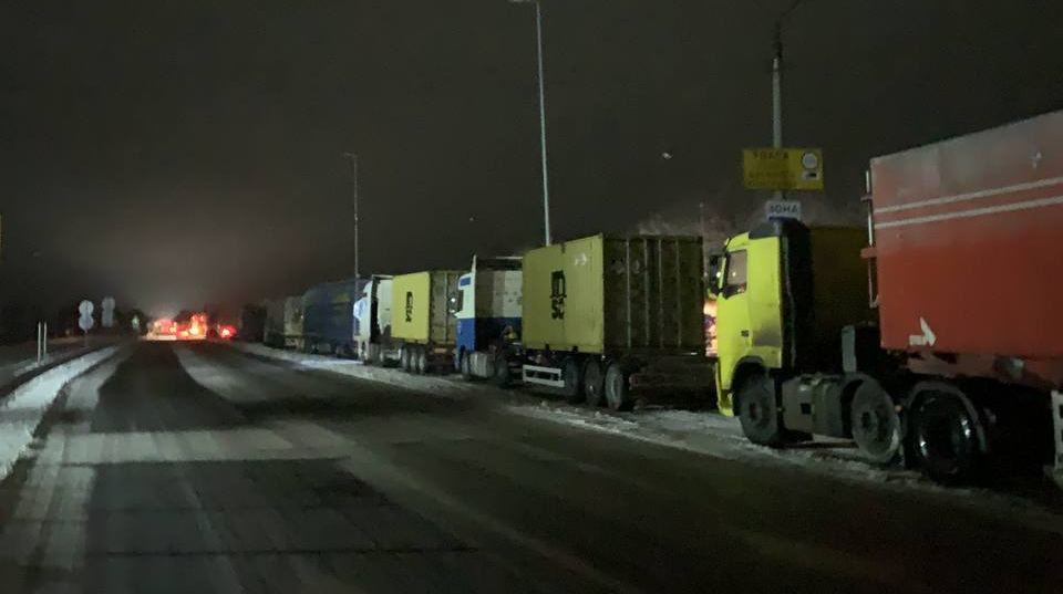 Київ та область накрив снігопад: заборонено в'їзд до столиці великогабаритного транспорту
