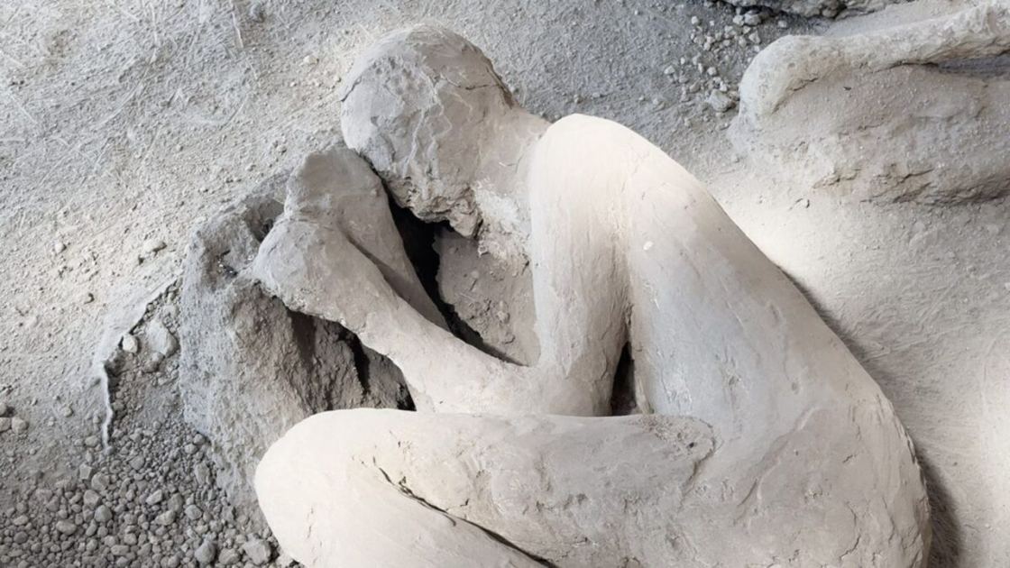  Doctor's kit found on Mount Vesuvius victim in Pompeii 