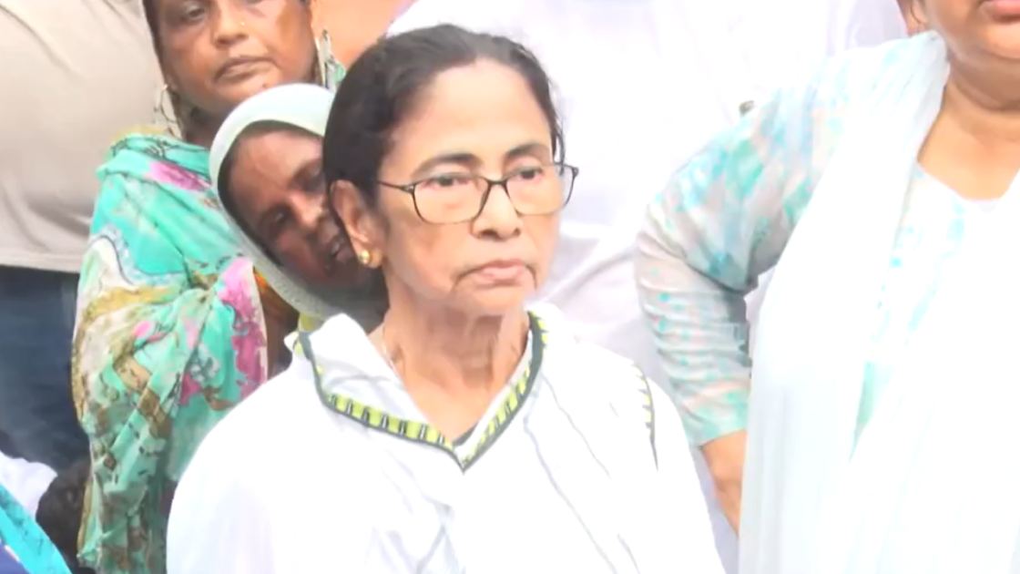 Mamata rally turns tense: 'Chor chor' slogans raised, eggs thrown, BJP-TMC workers clash