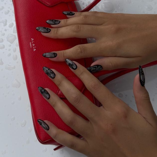 From Hailey Bieber to Charli XCX, It Girls Everywhere Are Ditching Pastels for Summerween Manis 