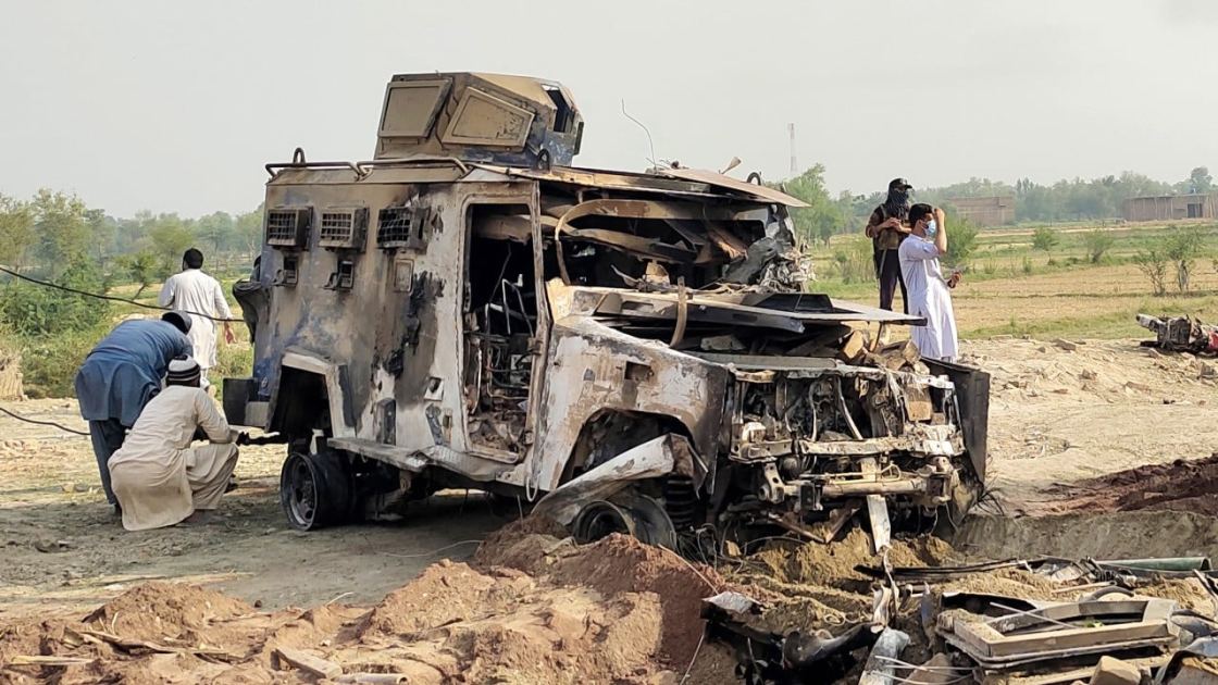 Pakistani Taliban splinter group claims suicide attack, 14 police dead